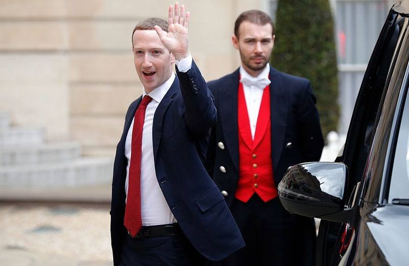 © Reuters. Facebook's CEO Mark Zuckerberg meets with French President Emmanuel Macron at the Elysee Palace in Paris