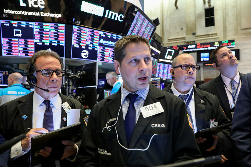 © Reuters. FILE PHOTO: Traders work on the floor at the NYSE in New York