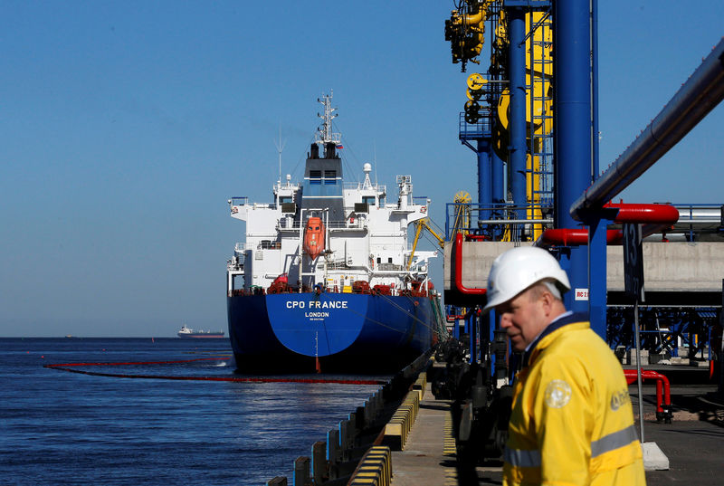 © Reuters. وزارة الطاقة الروسية: شحن ناقلات بنفط خال من التلوث في ميناء أوست-لوجا