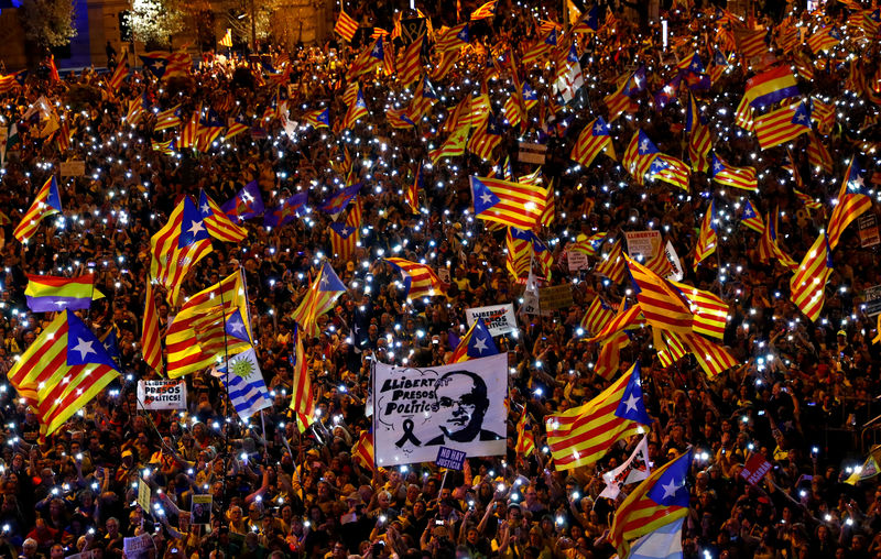 © Reuters. FOTO DE ARCHIVO: Gente en un mitin de organizaciones separatistas catalanas