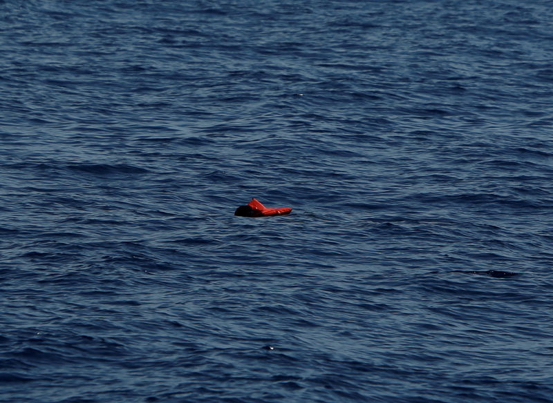 © Reuters. FOTO DE ARCHIVO: Un migrante muerto con un chaleco salvavidas flota en el Mediterráneo central frente a la costa de Libia