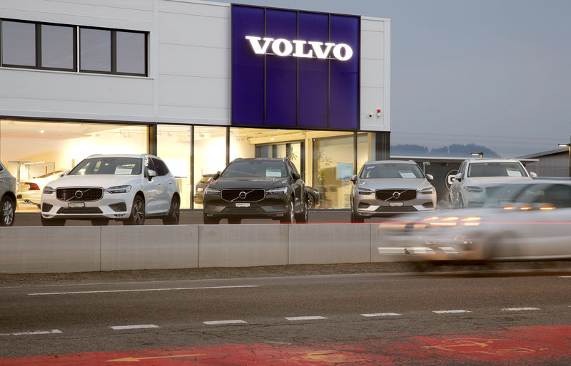 © Reuters. FILE PHOTO: A long exposure picture shows cars of Swedish automobile manufacturer Volvo displayed in front of a showroom of Stierli Automobile AG company in St. Erhard