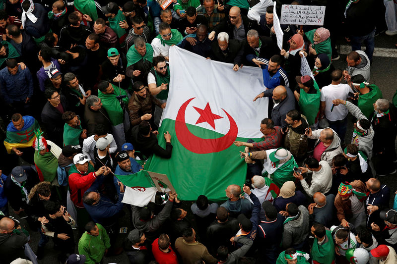 © Reuters. عشرات الآلاف من المحتجين يطالبون بالتغيير في الجزائر