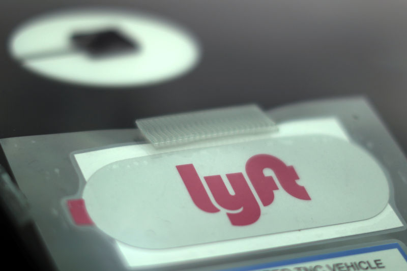 © Reuters. Uber and Lyft stickers are seen on a car windscreen as protesters join an Uber drivers' strike for higher wages at LAX airport in Los Angeles