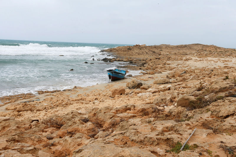 © Reuters. Barco usado por imigrantes perto da cidade líbia de Sabratha