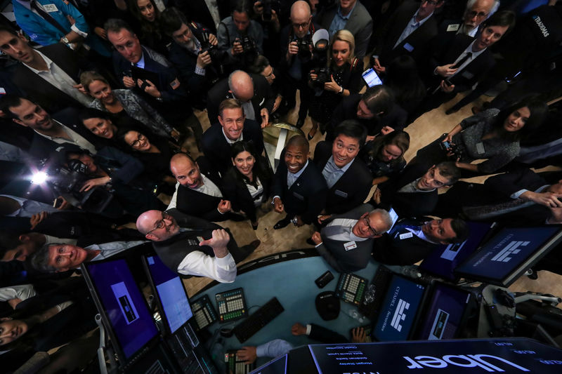 © Reuters. Uber CEO Dara Khosrowshahi and company officials pose together during the Uber Technologies Inc. IPO on the trading floor of the NYSE in New York