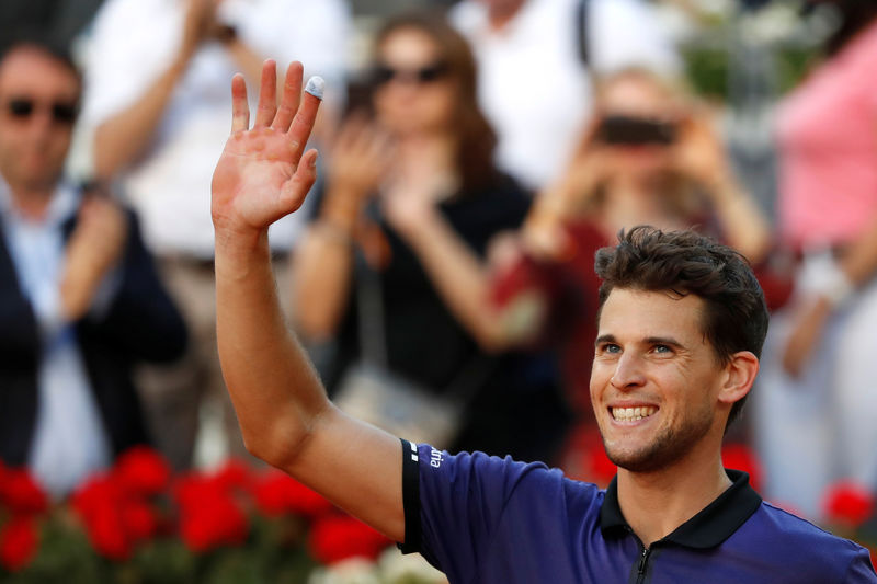 © Reuters. تيم يقصي فيدرر من بطولة مدريد المفتوحة للتنس ويبلغ قبل النهائي