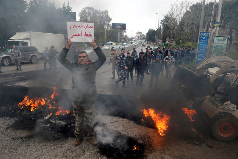 © Reuters. الحكومة اللبنانية تقلص عدد الجنود المستفيدين من مزايا الوجود على الجبهة