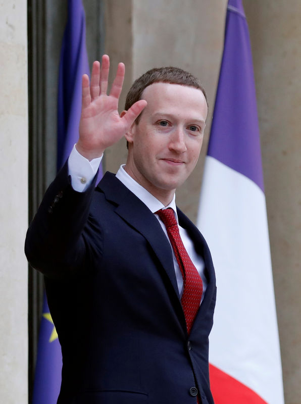 © Reuters. مؤسس فيسبوك يشيد بخطة فرنسية لمواجهة خطاب الكراهية