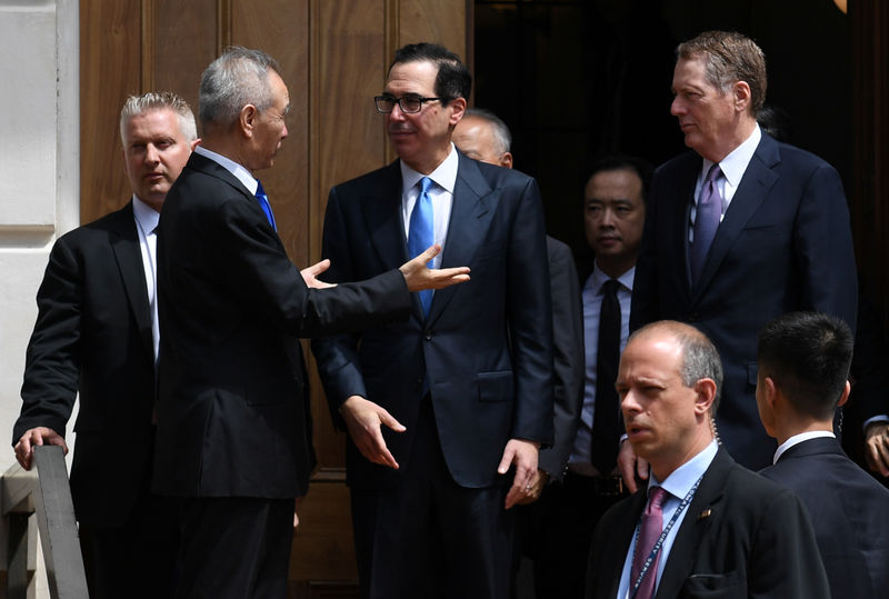 © Reuters. Chinese Vice Premier Liu He talks with U.S. Treasury Secretary Mnuchin and Trade Representative Lighthizer as he leaves trade talks in Washington