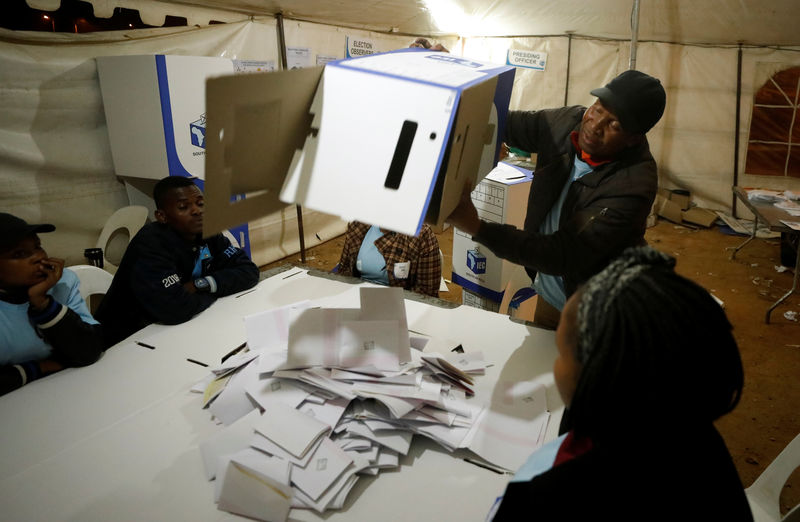 © Reuters. الحزب الحاكم في جنوب أفريقيا يتجه للفوز في الانتخابات