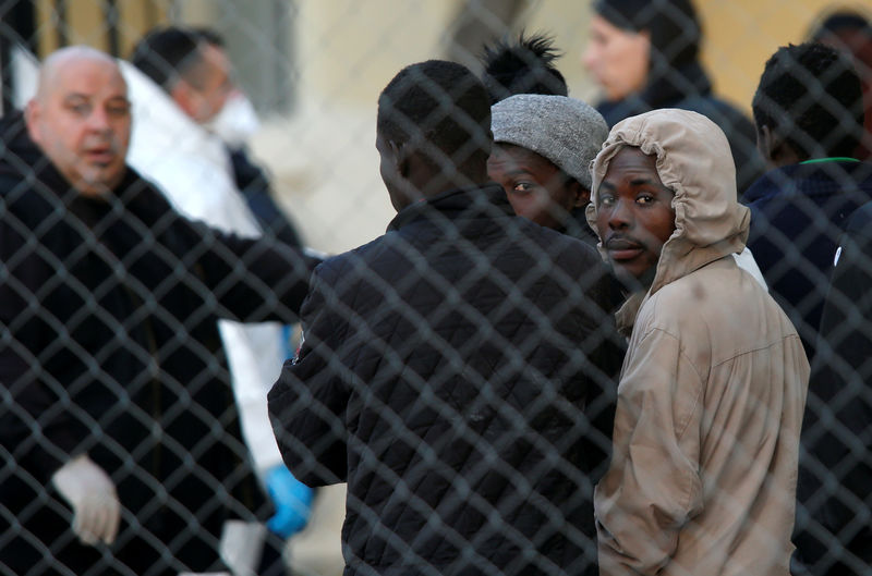 © Reuters. مالطا تنقذ 85 مهاجرا بعد غرق زورقهم