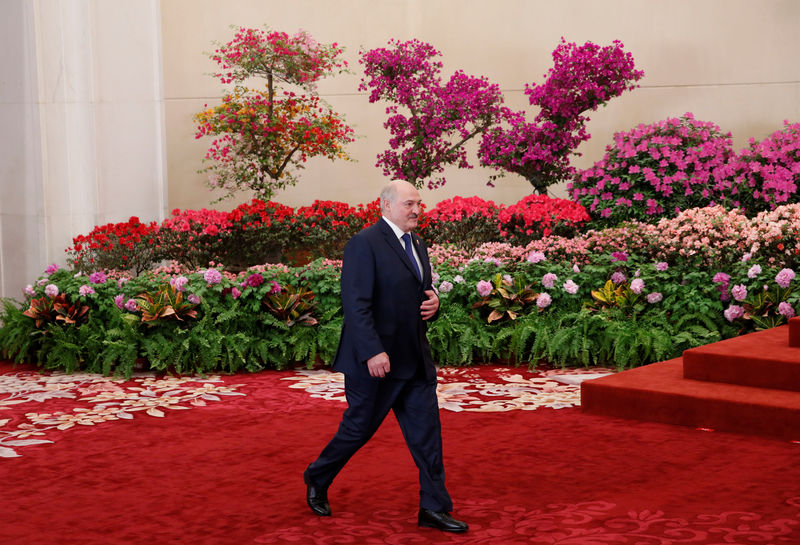 © Reuters. Belarusian President Alexander Lukashenko arrives to attend a welcoming banquet for the Belt and Road Forum hosted by Chinese President Xi Jinping and his wife Peng Liyuan in Beijing