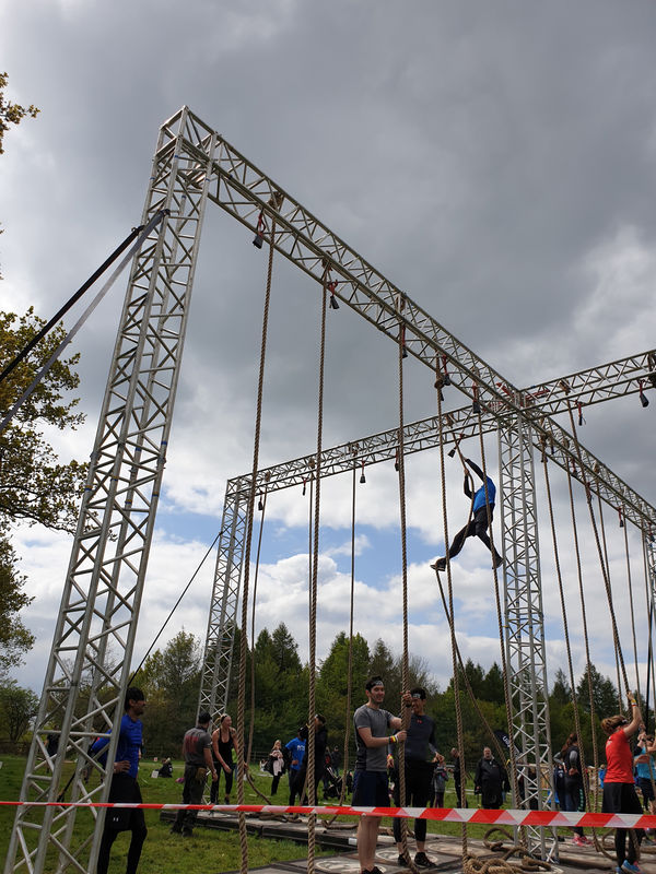 © Reuters. Participant climbs rope at Spartan OCR in Wrotham