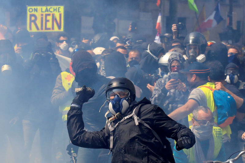 © Reuters. تضاؤل عدد المشاركين باحتجاجات السترات الصفراء بفرنسا ووقوع اشتباكات