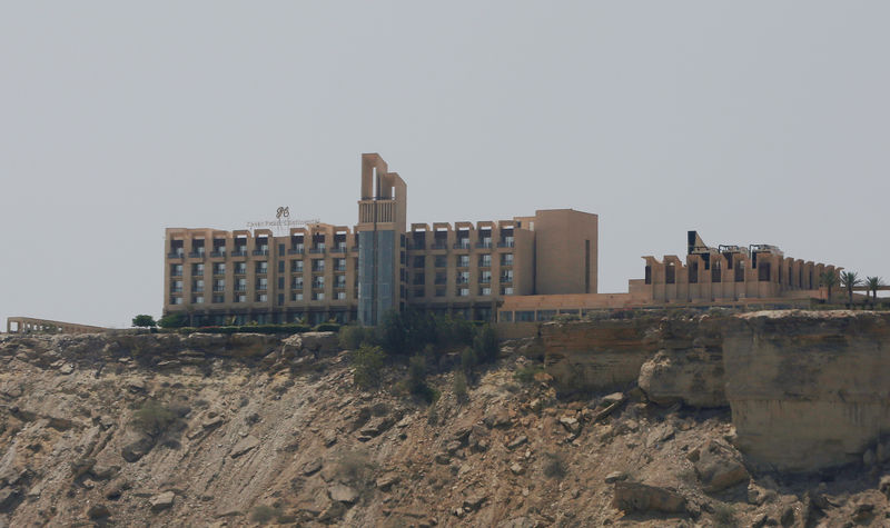© Reuters. قوات باكستانية تمشط فندقا بعد يوم من هجوم قتل خمسة أشخاص على الأقل