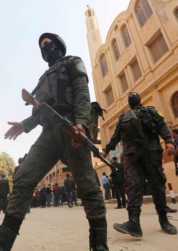 © Reuters. محكمة مصرية تعاقب 2 بالإعدام و8 بالسجن في قضية هجوم على كنيسة