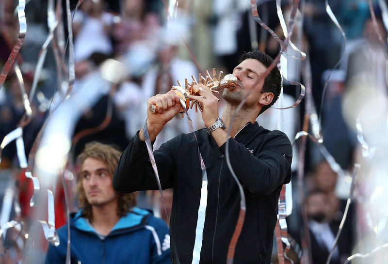 © Reuters. Novak Djokovic comemora 3º título do Aberto de Madri