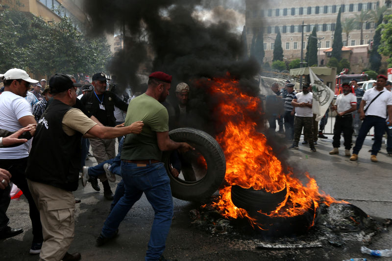 © Reuters. عسكريون متقاعدون في لبنان يعتصمون أمام المصرف المركزي احتجاجا على تخفيضات