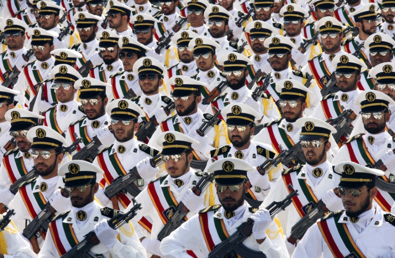 © Reuters. Imagen de archivo de miembros de la Armada de la Guardia Revolucionaria de Irán marchan durante un desfile para conmemorar el aniversario de la guerra entre Irán e Irak, en Teherán