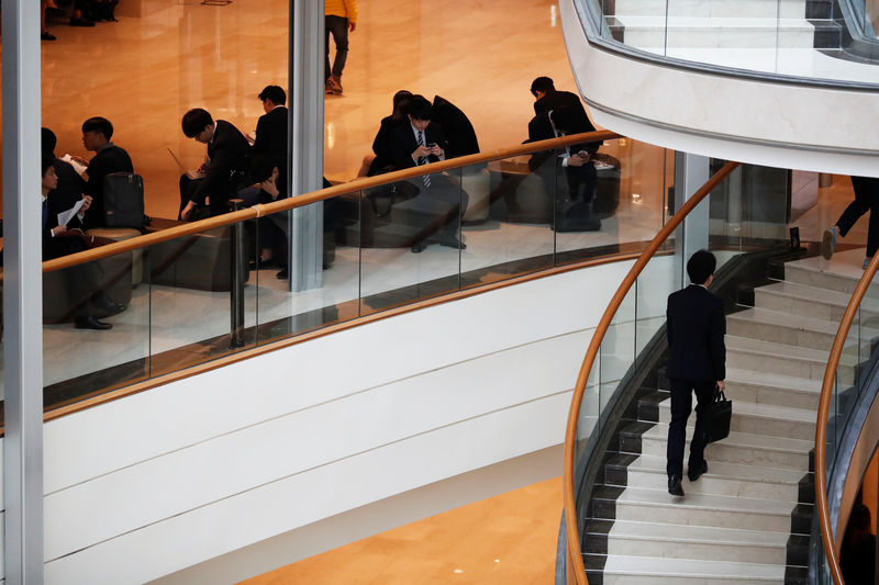 © Reuters. Jobseekers wait during the 2018 Japan Job Fair in Seoul