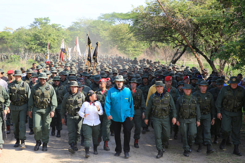 © Reuters. Foto de archivo. El presidente venezolano Nicolás Maduro visita un centro de entrenamiento militar en El Pao