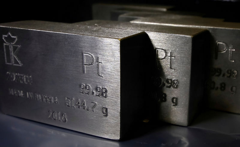 © Reuters. FILE PHOTO: Ingots of 99.98 percent pure platinum are seen at the Krastsvetmet non-ferrous metals plant in the Siberian city of Krasnoyarsk