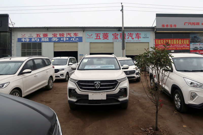 © Reuters. FILE PHOTO: Baojun cars wait for sale in front of a dealership in Lushan county, Pingdingshan