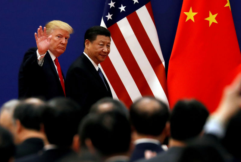 © Reuters. FOTO DE ARCHIVO: Donald Trump y  Xi Jinping se reúnen con líderes empresariales en el Gran Salón del Pueblo en Pekín
