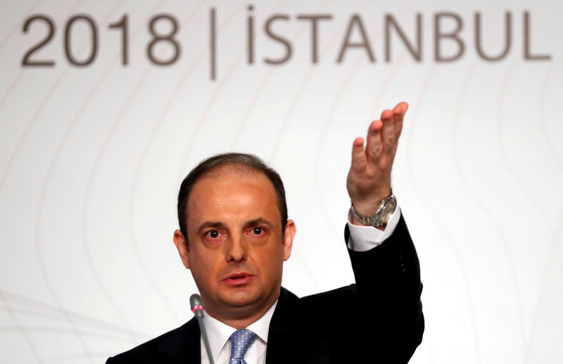 © Reuters. FILE PHOTO: Turkey's central bank governor Cetinkaya speaks during a news conference in Istanbul