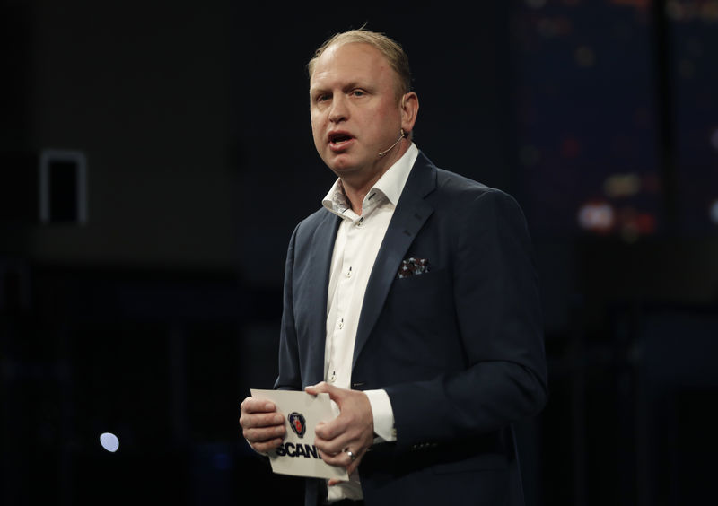 © Reuters. FILE PHOTO: Scania's President and CEO Henrik Henriksson speaks at Mobile World Congress in Barcelona