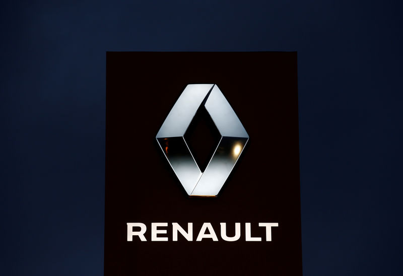 © Reuters. FILE PHOTO: The logo of French car manufacturer Renault is seen at a dealership of the company in Illkirch-Graffenstaden near Strasbourg