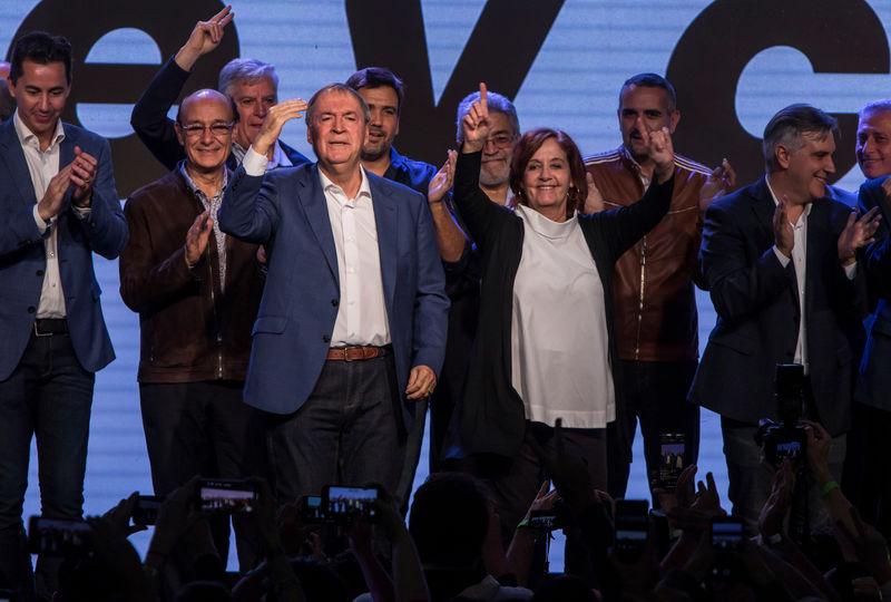 © Reuters. Governador de Córdoba, Juan Schiaretti, comemora reeleição