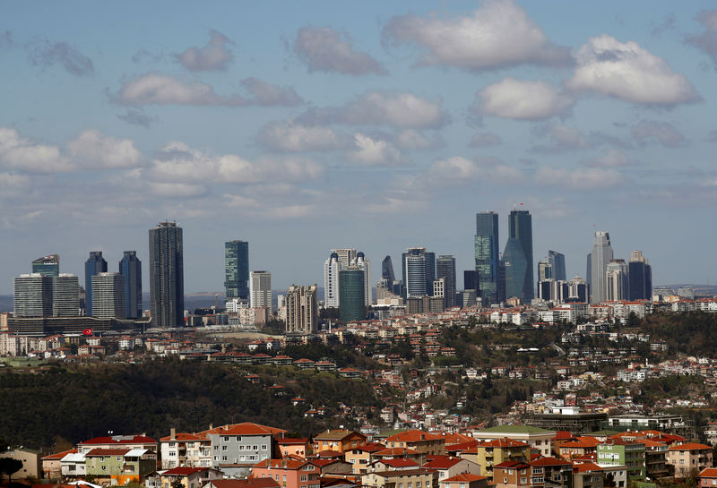 © Reuters. FOTO DE ARCHIVO: Rascacielos en el distrito financiero y de negocios de Levent, en Estambul