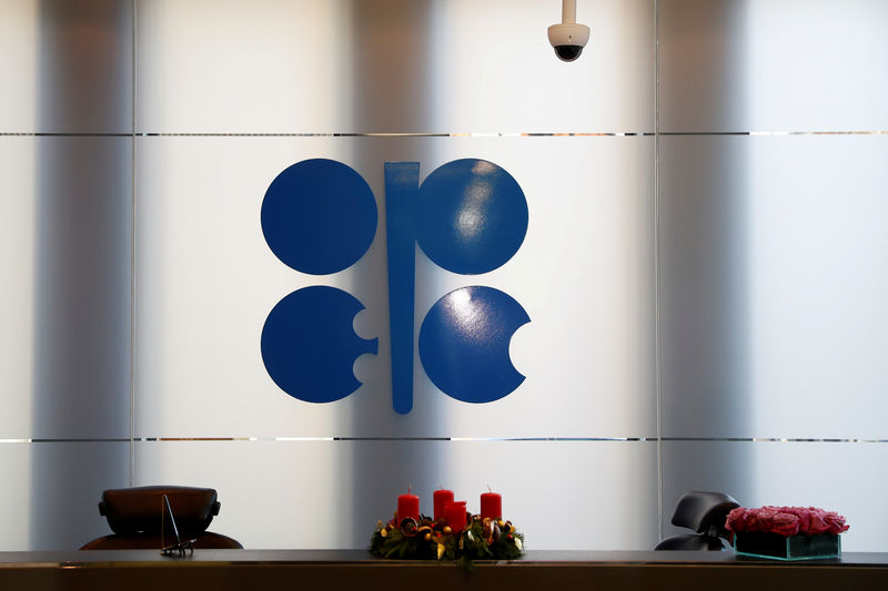 © Reuters. FILE PHOTO: The logo of the Organization of the Petroleum Exporting Countries (OPEC) is seen inside their headquarters in Vienna