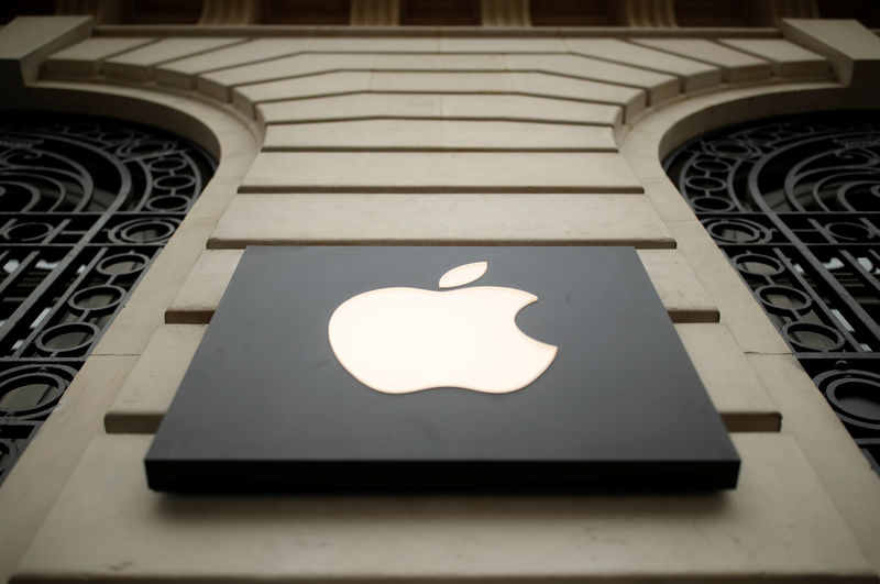 © Reuters. The logo of Apple company is seen outside an Apple store in Paris