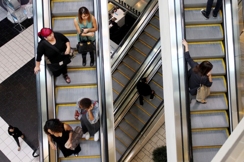 © Reuters. FILE PHOTO -  Shoppers ride escalators at the Beverly Center mall in Los Angeles