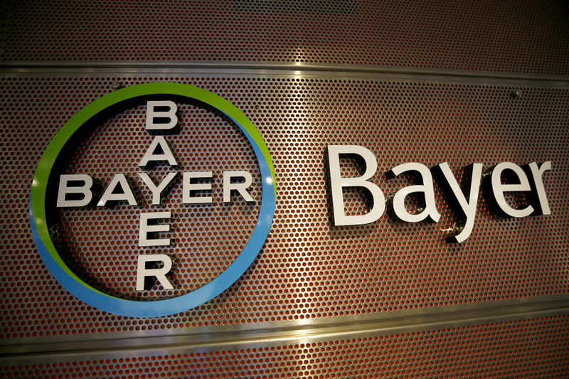 © Reuters. FILE PHOTO: Logo of Bayer AG is pictured at the annual results news conference of the German drugmaker in Leverkusen