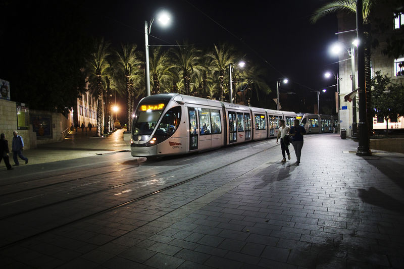 © Reuters. مجموعتان من الشركات تتقدمان بعروض في مناقصة لتوسعة قطار القدس