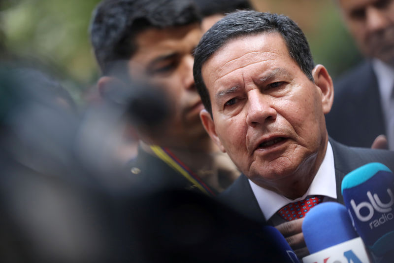 © Reuters. Vice-presidente Hamilton Mourão fala com repórteres durante reunião do Grupo de Lima, em Bogotá