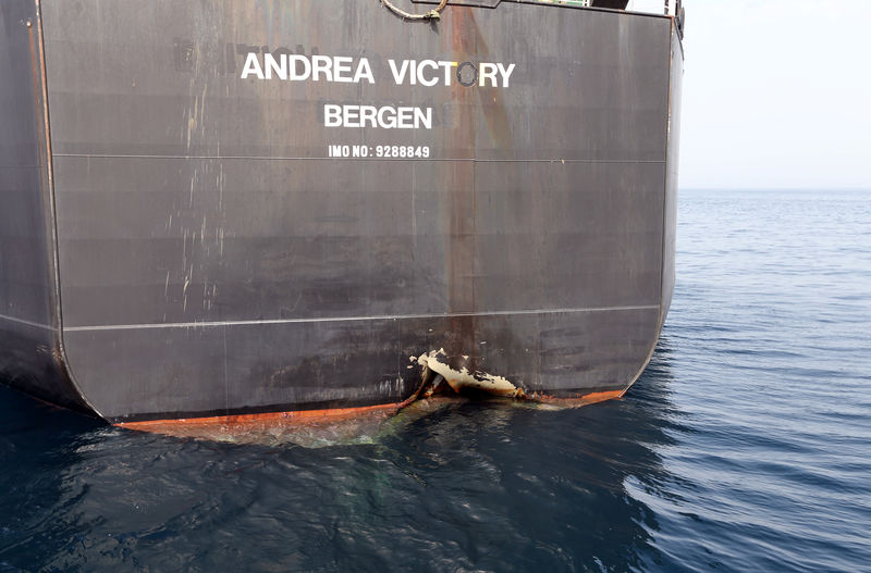 © Reuters. Daños en el buque petrolero Andrea Victory, cerca del Puerto de Fuyaira, en Emiratos Árabes Unidos.