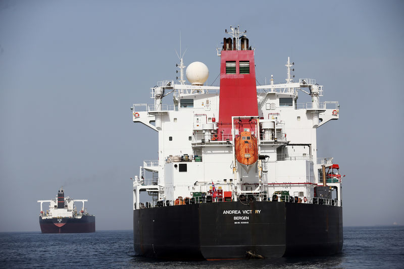 © Reuters. Navio danficado no porto de Fujairah, nos Emirados Árabes Unidos