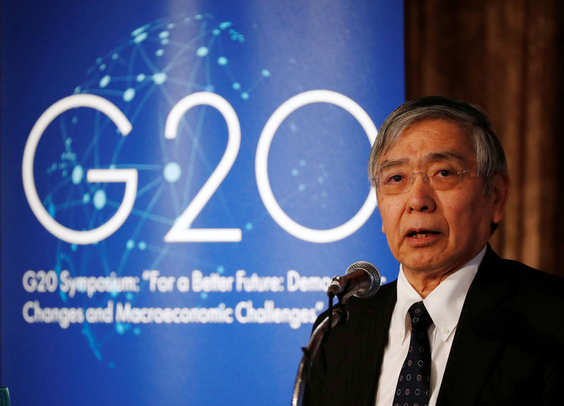 © Reuters. FILE PHOTO: Bank of Japan Governor Haruhiko Kuroda delivers a keynote speech at a G20 symposium on demographic change in Tokyo