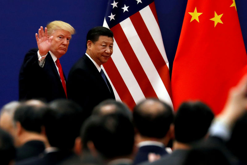 © Reuters. Foto de archivo del presidente de EEUU, Donald Trump, y su par chino, Xi Jinping, durante una reunión de líderes empresariales en el Gran Salón del Pueblo en Pekín.