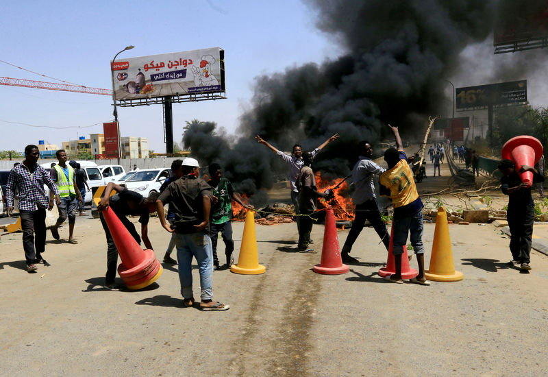 © Reuters. FOTO DE ARCHIVO: Manifestantes sudaneses queman neumáticos y bloquean la carretera en Jartum