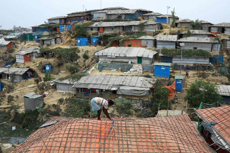 © Reuters. FOTO DE ARCHIVO: Un refugiado rohinyá repara el tejado de su barraca en el campo de refugiados de Balukhali