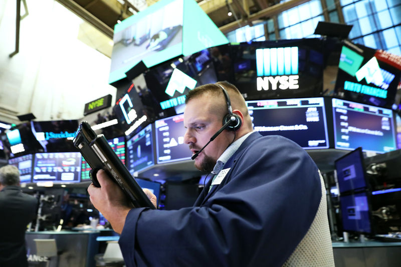 © Reuters. A trader works on the floor of the New York Stock Exchange (NYSE) near the close of market in New York
