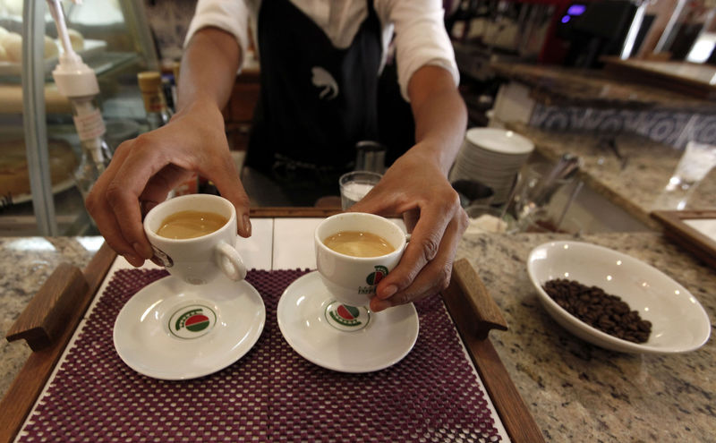 © Reuters. Garçonete serve café em São Paulo