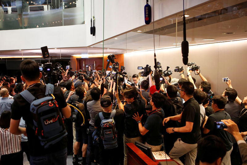 © Reuters. اشتباكات بين مشرعين في هونج كونج بسبب ما يصفه ديمقراطيون بقانون "لعين"