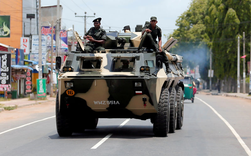 © Reuters. قوات الأمن تنظم دوريات في مناطق اجتاحها عنف ضد المسلمين في سريلانكا